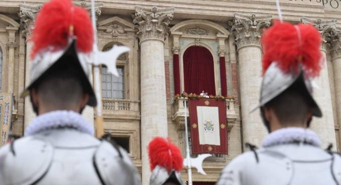 Urbi et Orbi, il Papa: “Cessi il fragore delle guerre e la corsa agli armamenti”