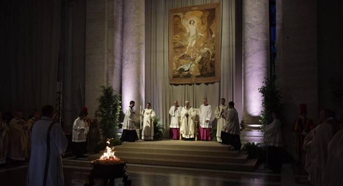 Veglia Pasquale, il Papa: “Non rassegnamoci alla psicologia del sepolcro, ritorniamo a Dio”
