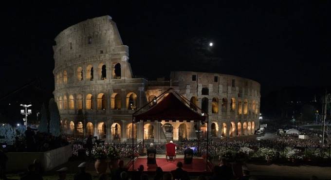 Via Crucis al Colosseo, il grido di dolore del Papa: “Migranti e pedofilia le croci del nostro tempo”