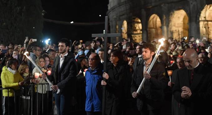 via crucis colosseo papa francesco