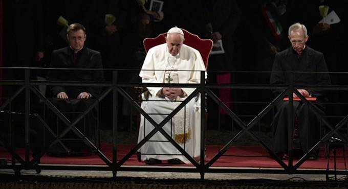 Via Crucis al Colosseo, il grido di dolore del Papa: “Migranti e pedofilia le croci del nostro tempo”