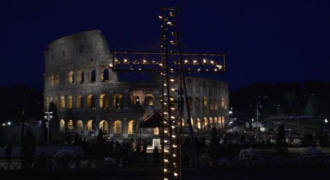 Via Crucis al Colosseo col Papa: i testi delle meditazioni e delle preghiere