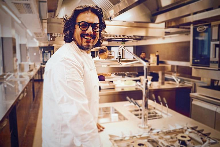 Lo chef Alessandro Borghese ha il Covid-19: “Sono tutto acciaccato”