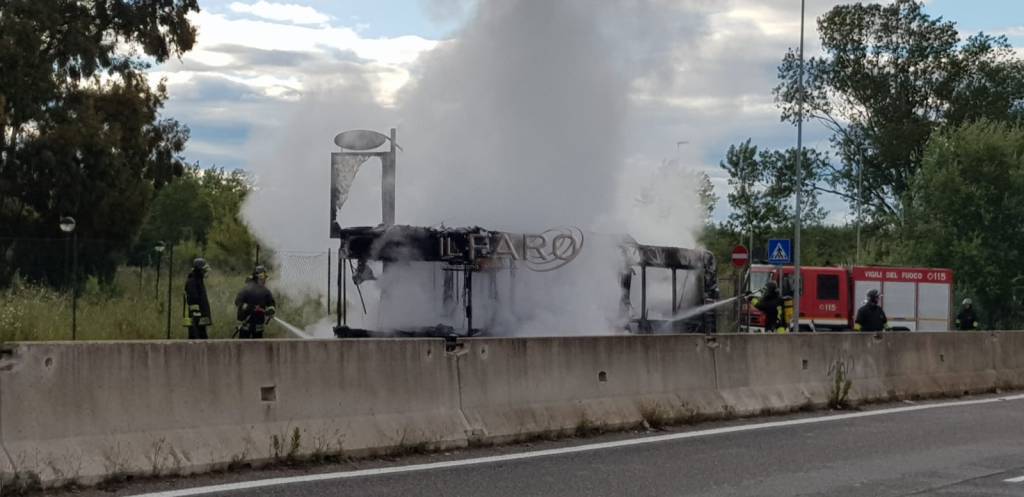 Autobus in fiamme a Parco Leonardo