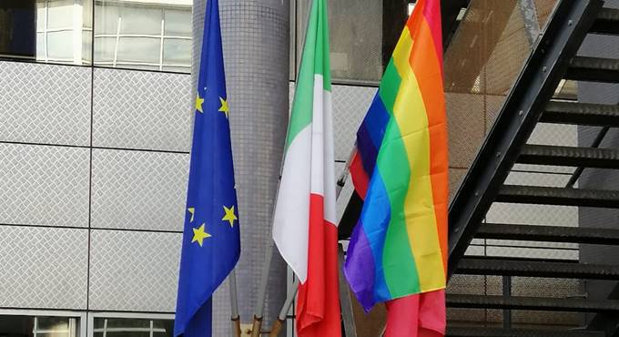 Giornata contro l’omofobia, sul Comune di Fiumicino issata la bandiera arcobaleno