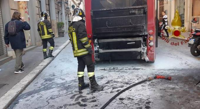Roma, autobus elettrico prende fuoco nel centro storico: chiusa via Sistina