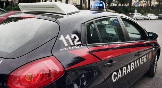 Ponza: coppia litiga in strada, poi aggredisce i carabinieri con calci e pugni