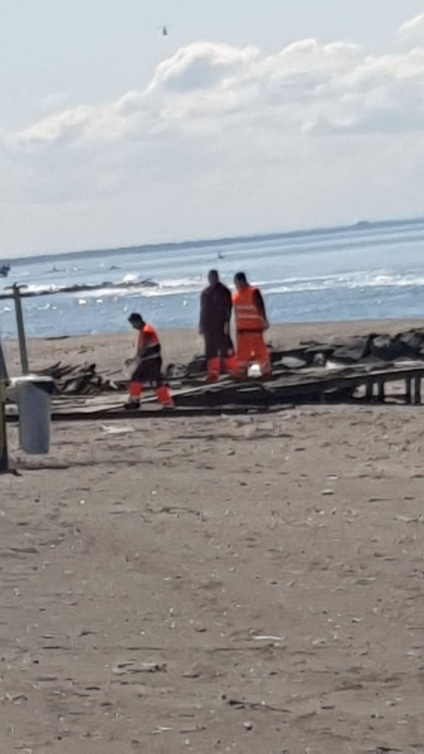 Ostia, i detenuti puliscono lungomare e spiagge libere