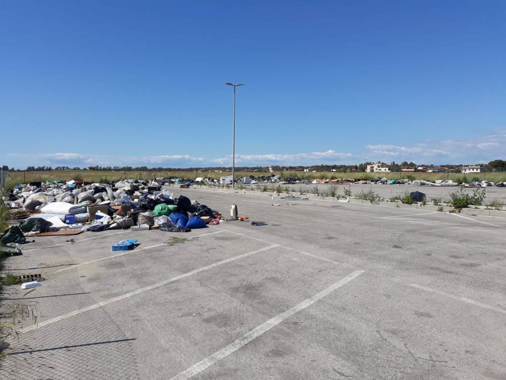 Ardea, il parcheggio di Via Bergamo ancora invaso dai rifiuti