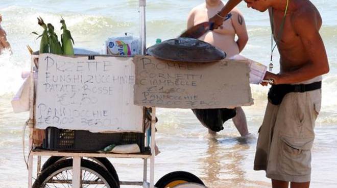 Ostia, il X Municipio ci ripensa: niente commercio ambulante sulle spiagge