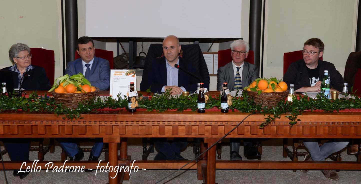 Il neoparlamentare europeo Salvatore De Meo tiene a battesimo “Hit”, la birra all’arancia bionda di Fondi