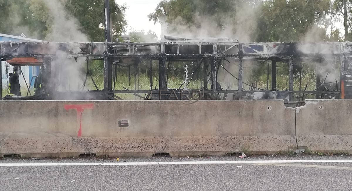 Autobus in fiamme a Parco Leonardo