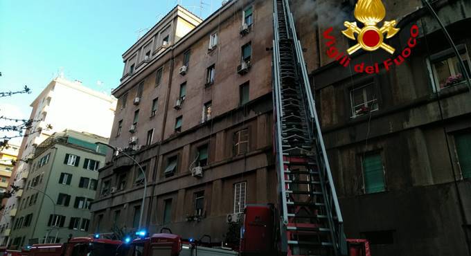 Roma, a fuoco un appartamento in via Niso: salvata una persona con l’autoscala