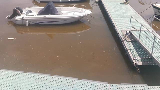 Macchie marroni nel mare di Formia, ecco i risultati delle analisi dell’Arpa