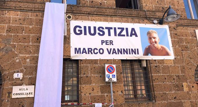 Cerveteri, un telo bianco dal Municipio per ricordare Marco Vannini a 4 anni dall’omicidio