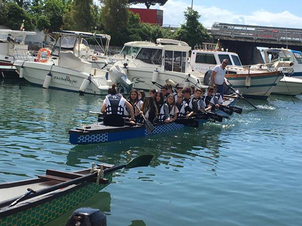 “Mare senza barriere”, i ragazzi delle scuole secondarie solcano le acque di Formia in canoa