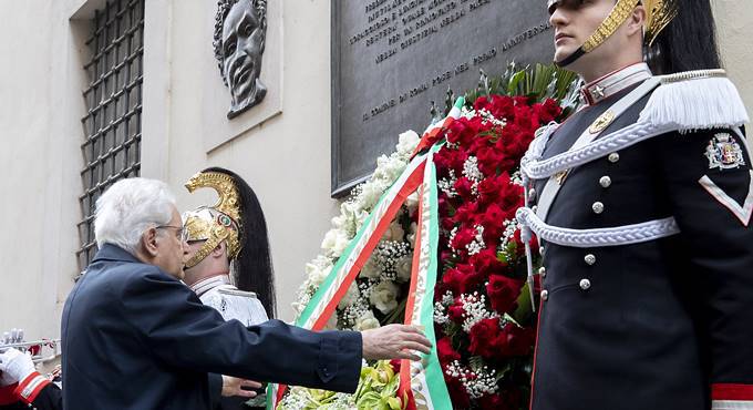 Roma, in via Caetani Mattarella rende omaggio a Moro nell’anniversario dell’omicidio