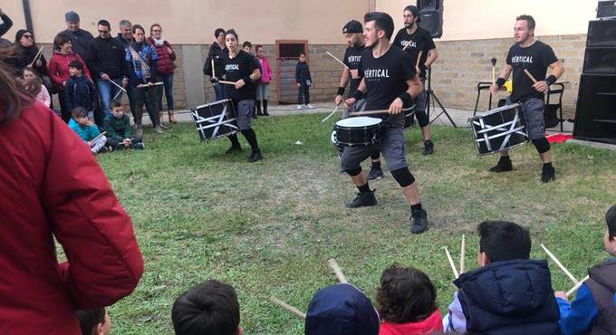 Una giornata di musica e divertimento per gli studenti di Montalto con la street band “La Brincadeira”