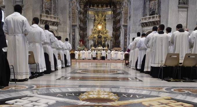 Il Papa ai nuovi preti: “Non sporcate l’Eucarestia con interessi meschini”