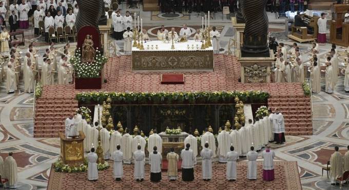 Il Papa ai nuovi preti: “Non sporcate l’Eucarestia con interessi meschini”