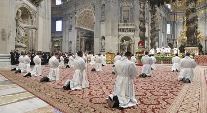 Il Papa ai nuovi preti: “Non sporcate l’Eucarestia con interessi meschini”