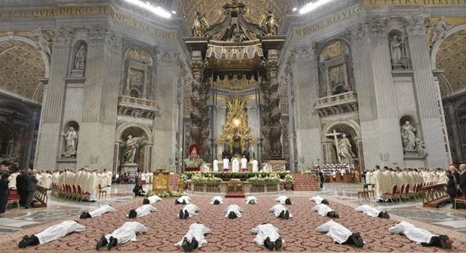 Papa Francesco ordina 9 nuovi sacerdoti: c’è anche un ex promessa del calcio