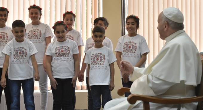 Sofia, il Papa abbraccia i profughi: “Oggi il mondo dei migranti è la croce dell’umanità”