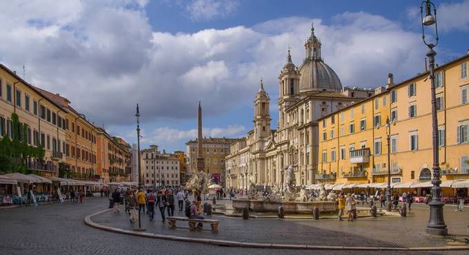 Roma, fanno il bagno in mutande nella fontana di piazza Navona: 600 euro di multa