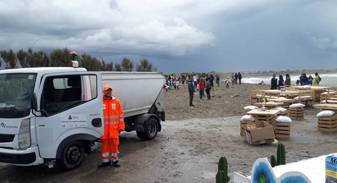 Fiumicino, gli studenti ripuliscono la spiaggia di Coccia di Morto