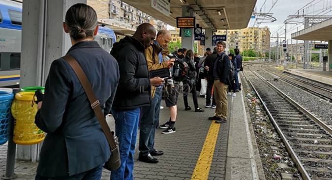 Caos nelle stazioni di Roma, cancellati i treni per Fiumicino: pendolari su tutte le furie