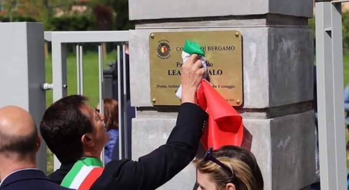 Bergamo, il sindaco usa il tricolore come pezza per pulire una targa – VIDEO