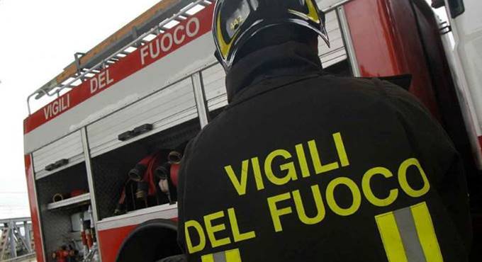 Pomezia, bus in fiamme sulla via Pontina: chiusa la carreggiata in direzione Latina