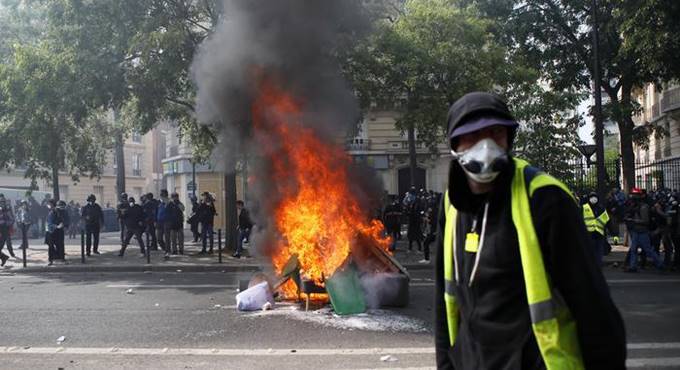 Primo Maggio, scontri e disordini con gilet gialli e black bloc a Parigi