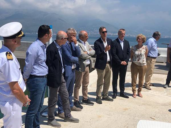 A Gaeta arriva il primo bidone galleggiante aspirarifiuti, Confcommercio: “Sosteniamo il progetto Lifegate Plasticless”