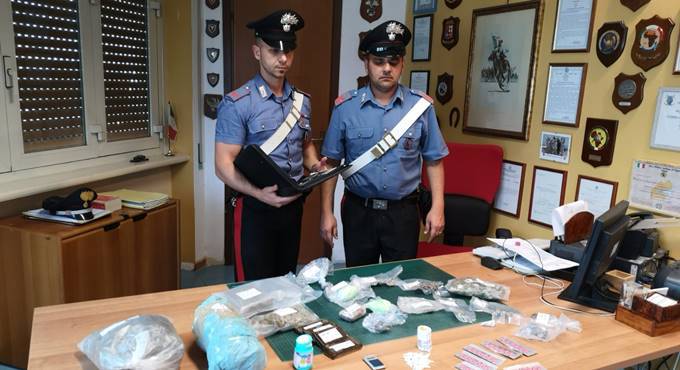 Pomezia, alla vista dei carabinieri lanciano la cocaina dal finestrino: arrestati due italiani