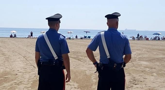 Ostia, controlli dei carabinieri sulle spiagge: arrestate 8 persone