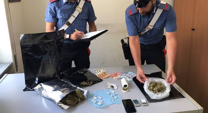 Nascondeva la droga tra le dune della spiaggia di Torvaianica, arrestato pusher marocchino