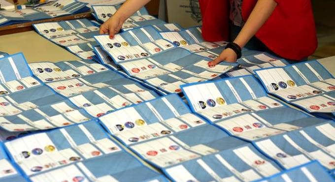 Elezioni 2021, scambio di schede nei Municipi di Roma: votazioni sospese