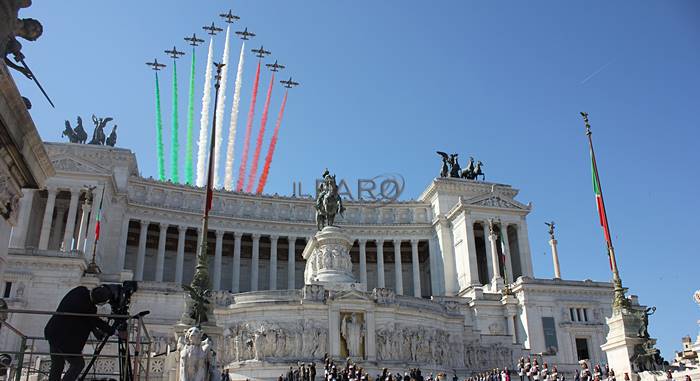4 novembre, le Frecce Tricolori colorano i cieli di Roma. Mattarella: “Una data che riassume i valori dell’Italia”