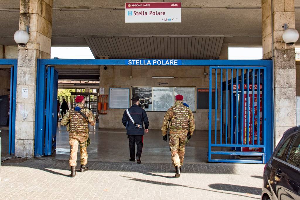 Stazione di Ostia, ubriaco sfida i carabinieri con il collo di una bottiglia. Arrestato