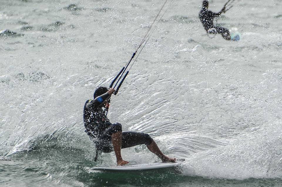Ostia, appassionati di kitesurf contro bagnanti e pescatori