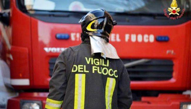Roma, si cosparge di liquido infiammabile e si dà fuoco: salvato dai pompieri