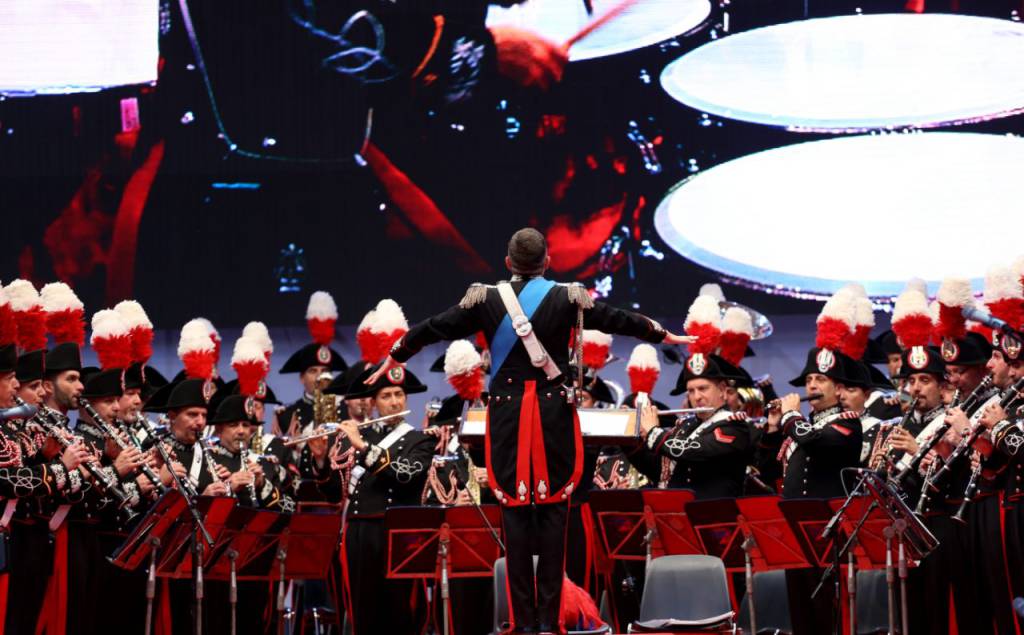 La fanfara dei Carabinieri regala un concerto al Centro storico di Ostia