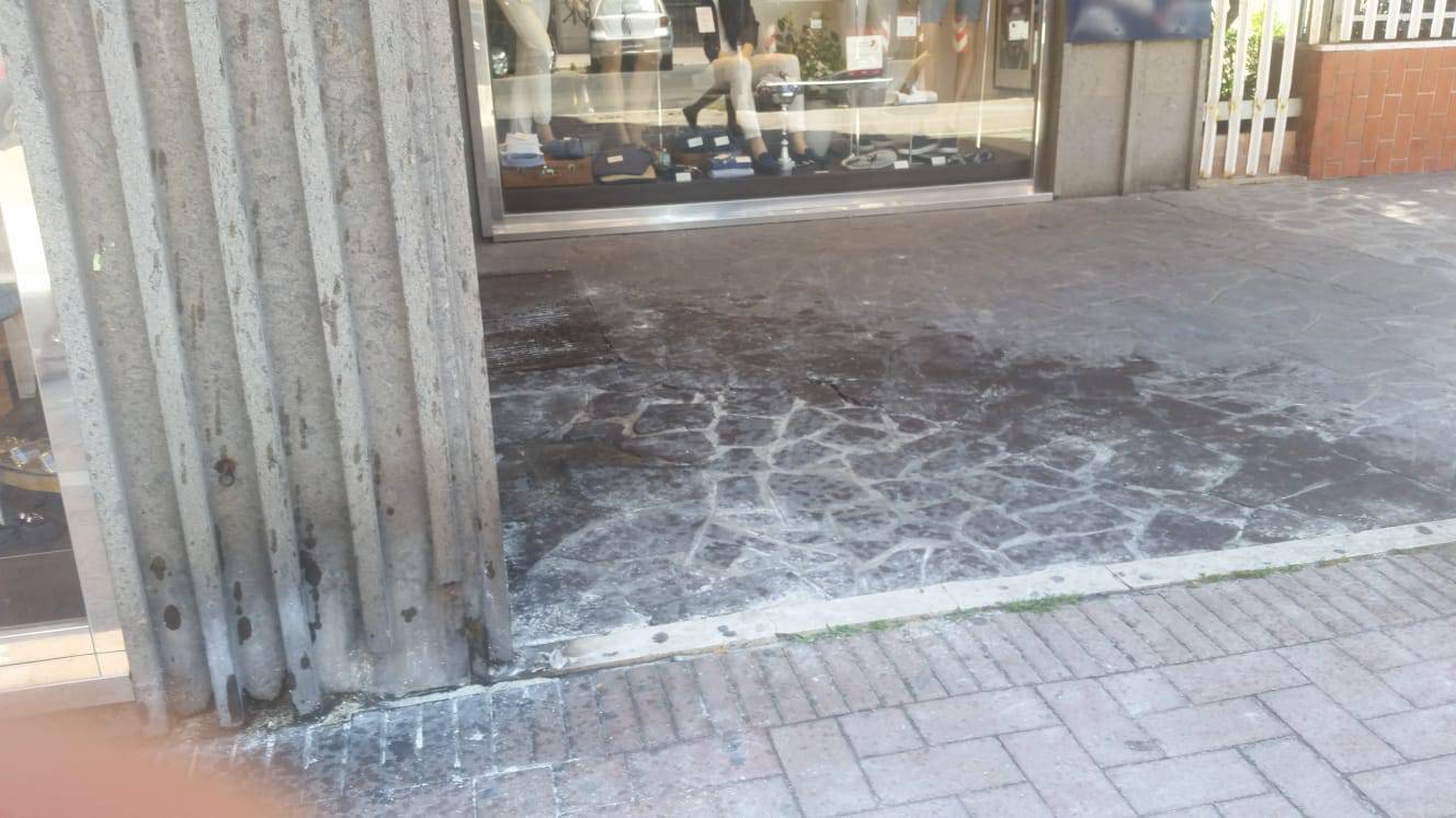 Ostia, vandali imbrattano la via dello shopping con litri di olio
