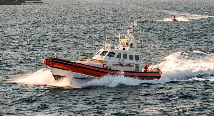 Incidente in mare a Porto Cervo, yacht si schianta sugli scogli: un morto e 3 feriti