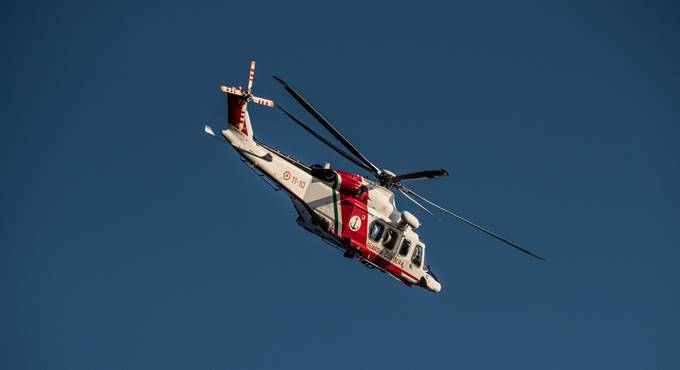 Barca dispersa al largo delle isole pontine, in quattro salvati dalla Guardia Costiera