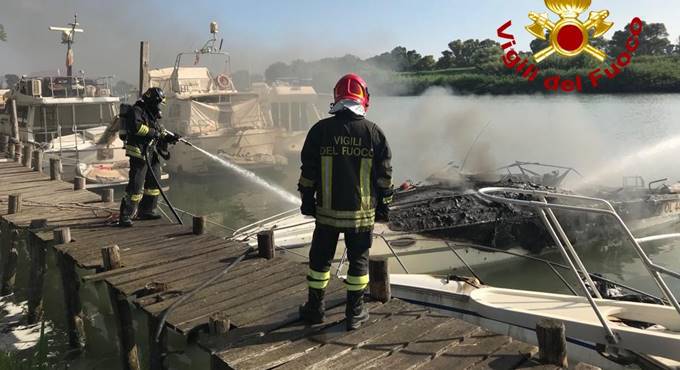 Fiumicino, fiamme nel cantiere navale: a fuoco tre imbarcazioni sul Tevere