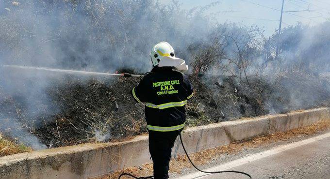 Incendio su via della Muratella, in azione la Protezione civile
