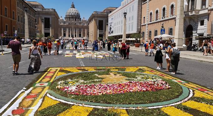 Roma, in via della Conciliazione l’infiorata storica in onore dei santi patroni