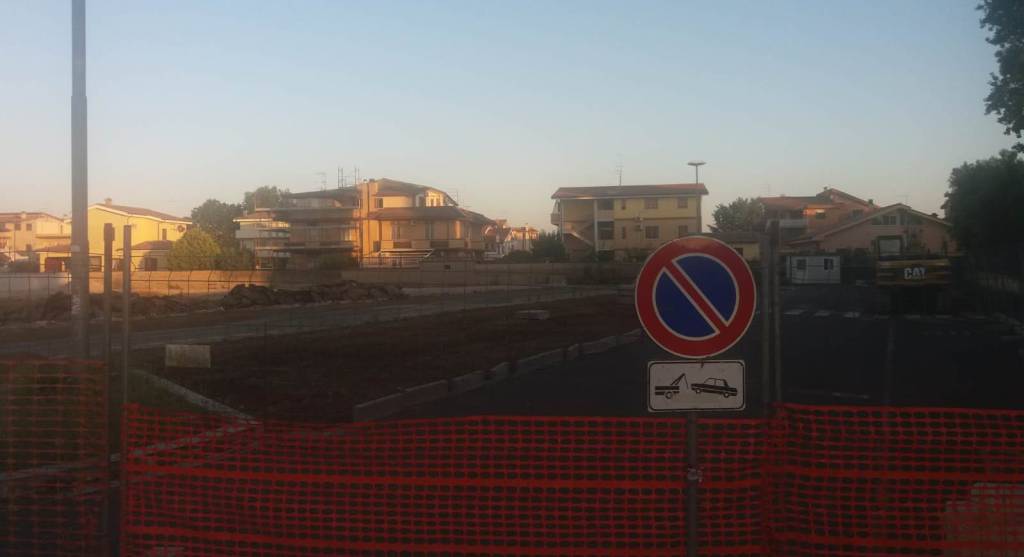 Fiumicino, lavori in corso per l’ampliamento del parcheggio della scuola di via Coni Zugna